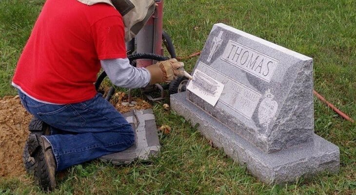 Advantages Of On-Site Engraving For Your Monument