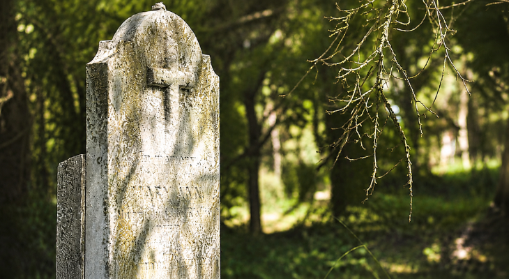 Restoring the Beauty of Their Monument With an Expert Grave Maintenance Service